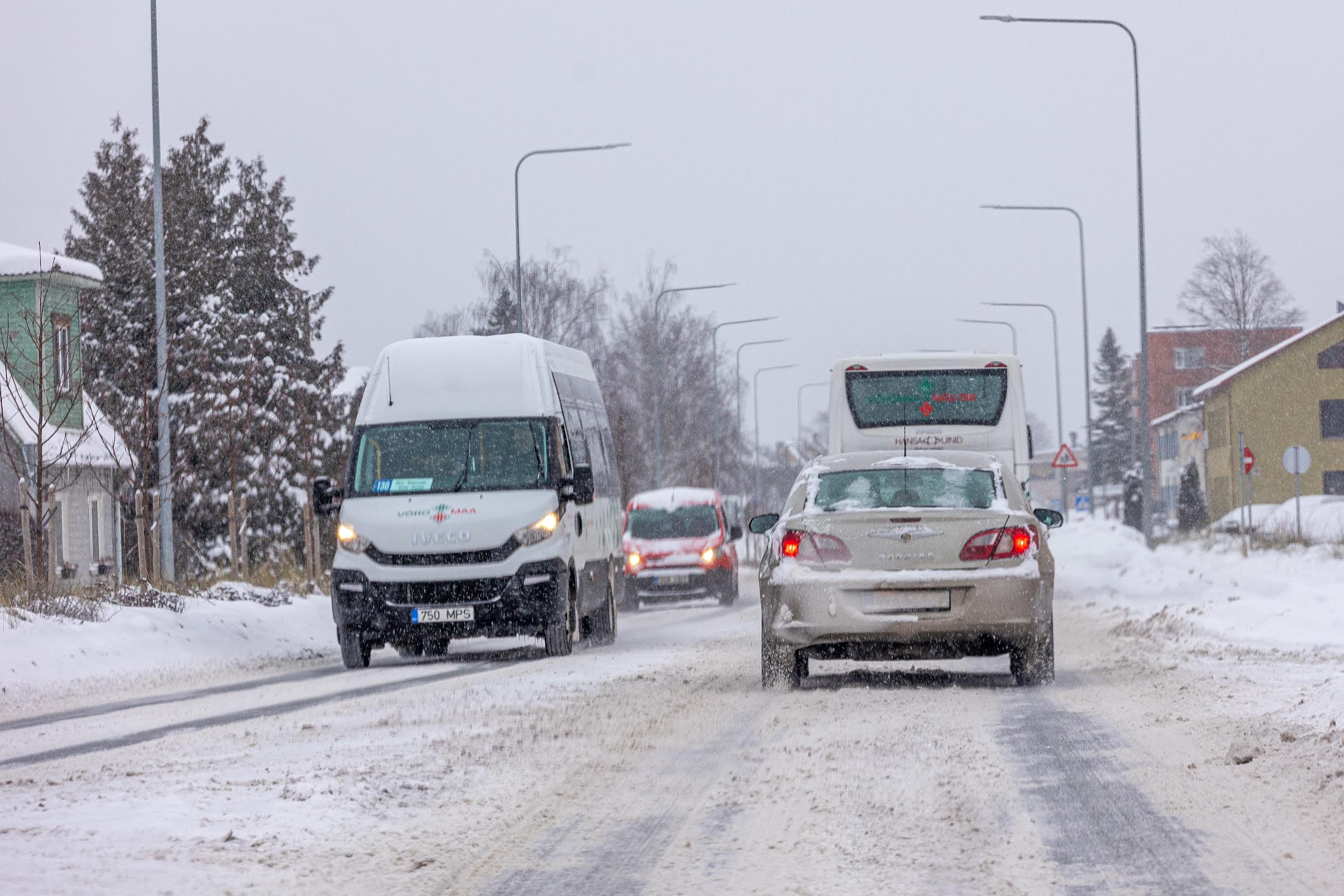 Võru linnas hooldab sõiduteid OÜ Roadwest ja kõnniteid hoiab korras OÜ Gartnergrupp. Foto: Aigar Nagel